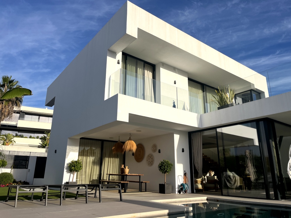 Casa moderna con cielo azul