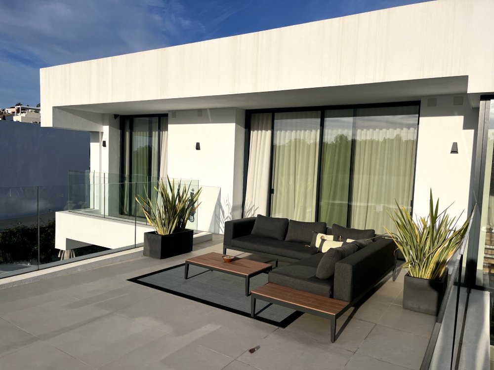 Terraza moderna con muebles comfy