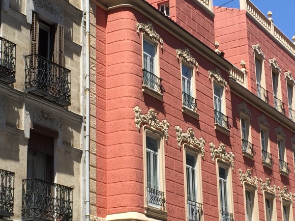 Edificio colorido con balcones antiguos