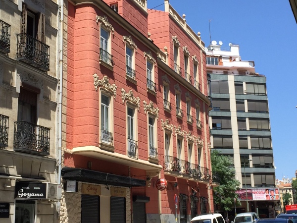 Edificios en una calle urbana