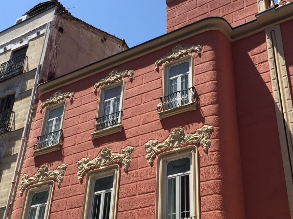 Edificio de color coral