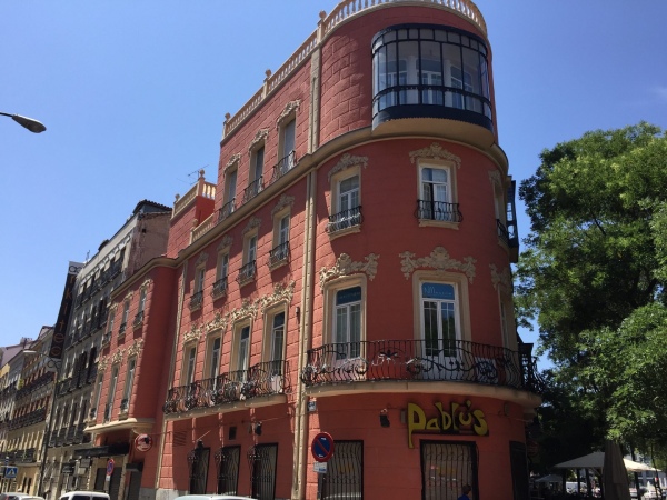 Edificio colorido en la calle