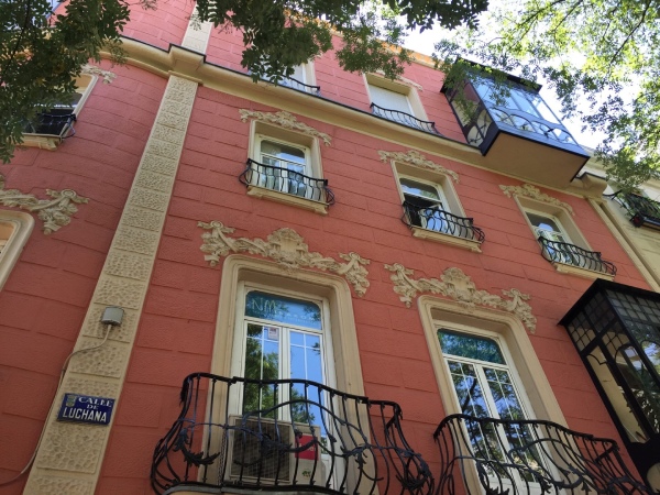 Fachada colorida con balcones