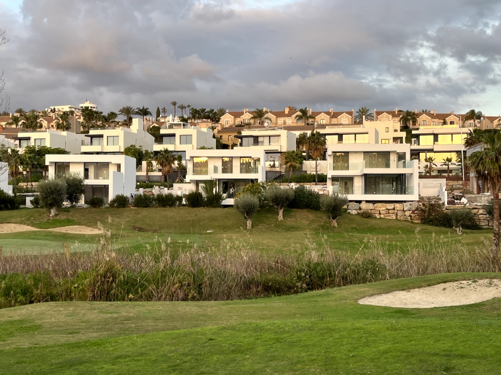 Viviendas modernas en paisaje verde
